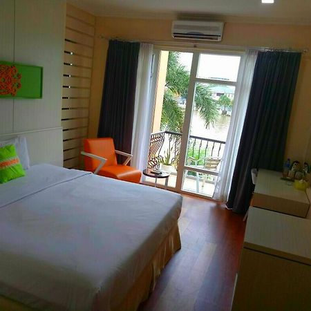 Hotel Victoria River View Banjarmasin  Exteriör bild