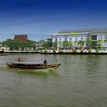 Hotel Victoria River View Banjarmasin  Exteriör bild