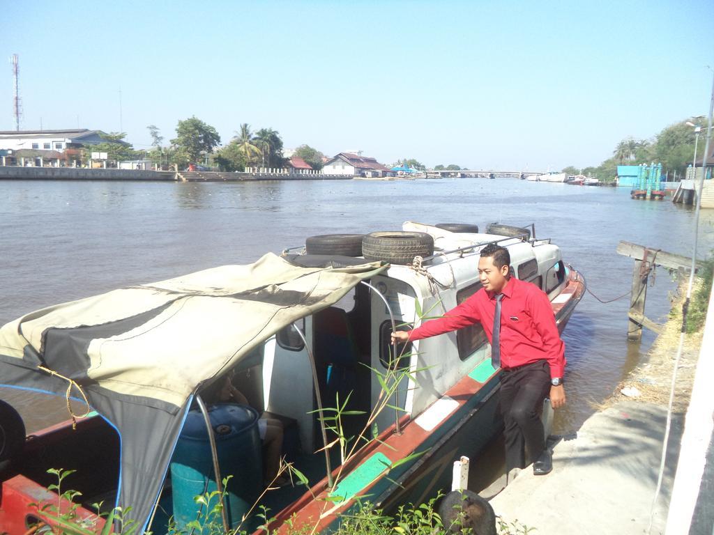 Hotel Victoria River View Banjarmasin  Exteriör bild