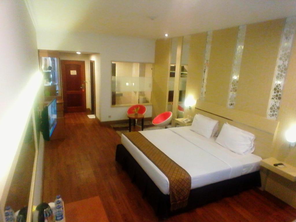 Hotel Victoria River View Banjarmasin  Exteriör bild