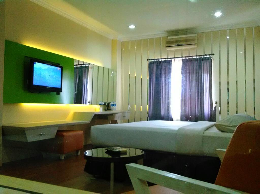Hotel Victoria River View Banjarmasin  Exteriör bild
