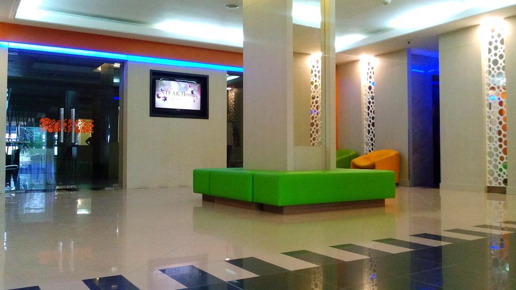 Hotel Victoria River View Banjarmasin  Exteriör bild