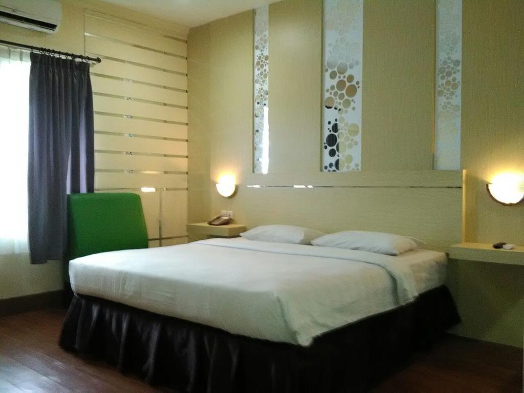 Hotel Victoria River View Banjarmasin  Exteriör bild