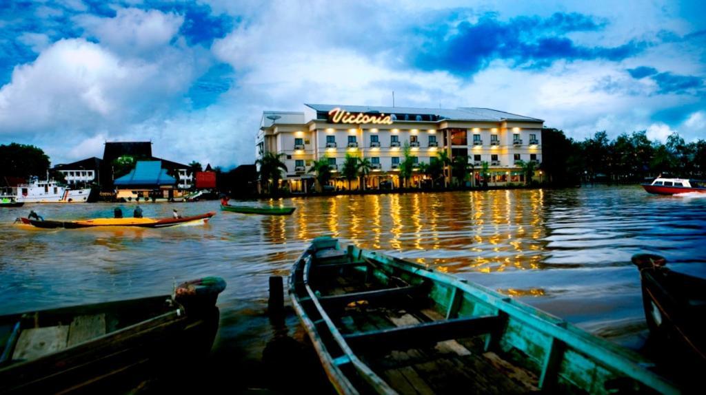 Hotel Victoria River View Banjarmasin  Exteriör bild