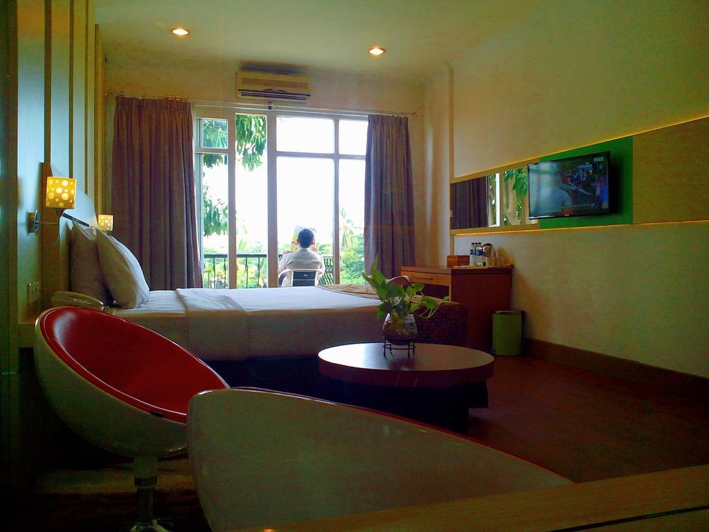 Hotel Victoria River View Banjarmasin  Exteriör bild