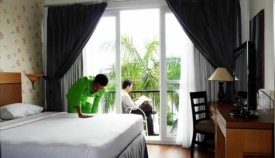Hotel Victoria River View Banjarmasin  Exteriör bild