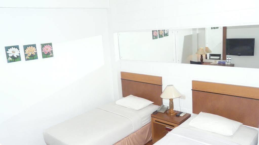 Hotel Victoria River View Banjarmasin  Exteriör bild