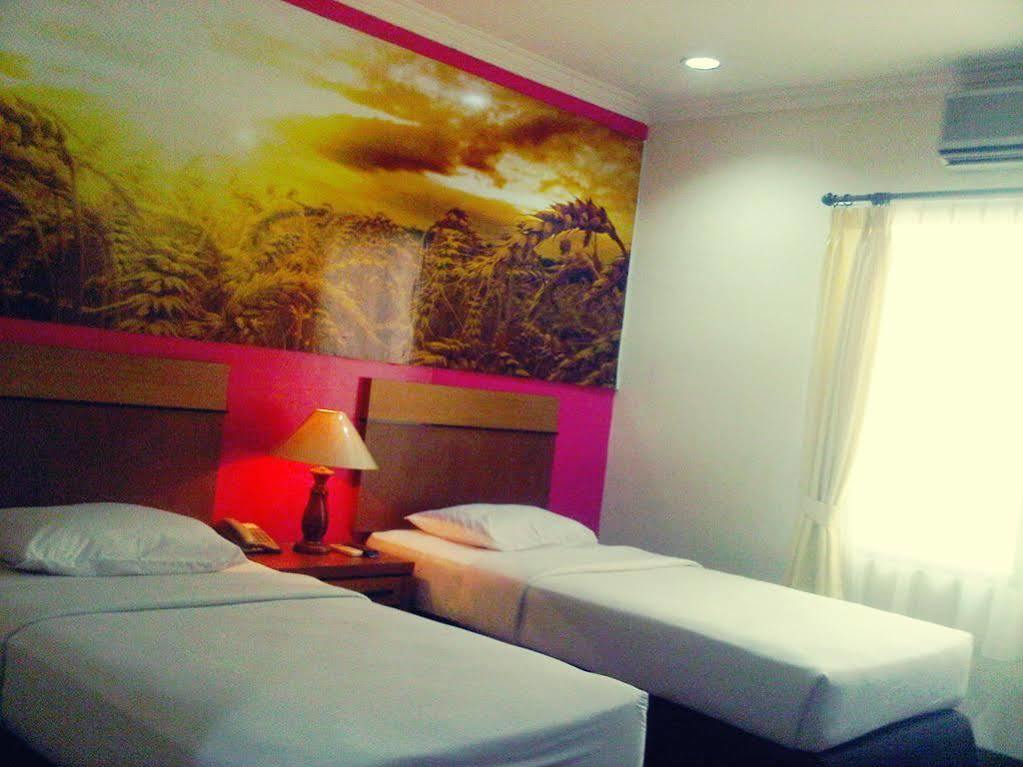 Hotel Victoria River View Banjarmasin  Exteriör bild