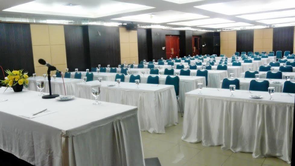 Hotel Victoria River View Banjarmasin  Exteriör bild