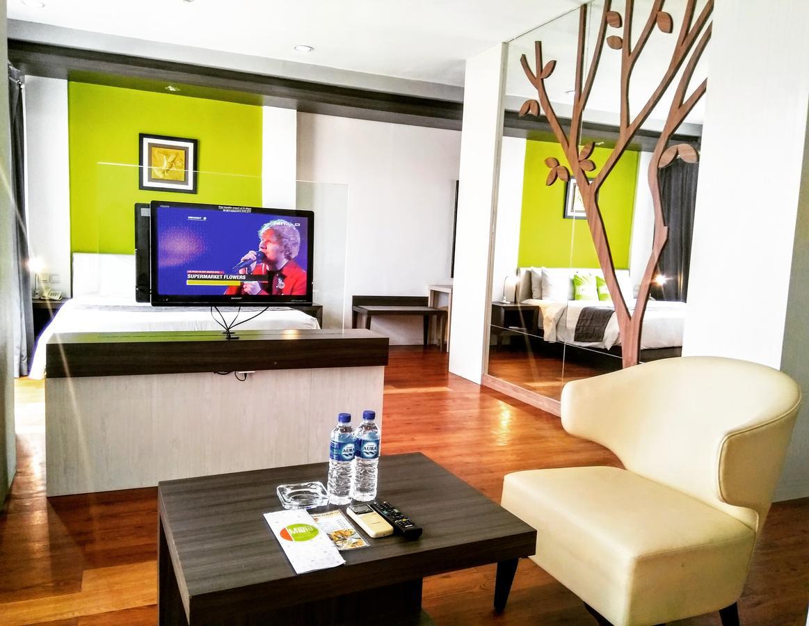 Hotel Victoria River View Banjarmasin  Exteriör bild
