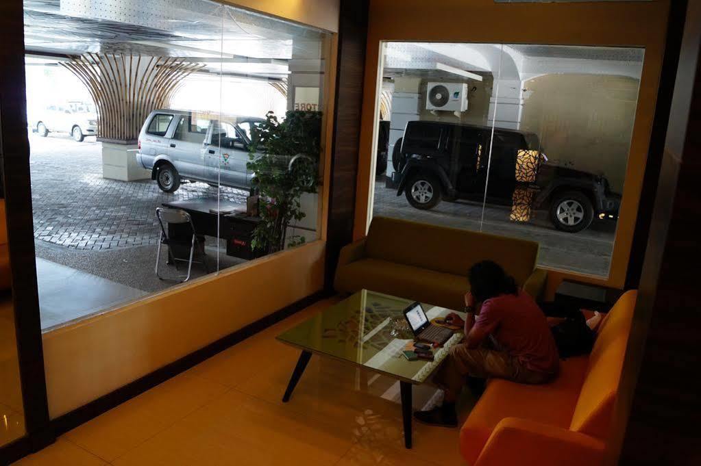 Hotel Victoria River View Banjarmasin  Exteriör bild